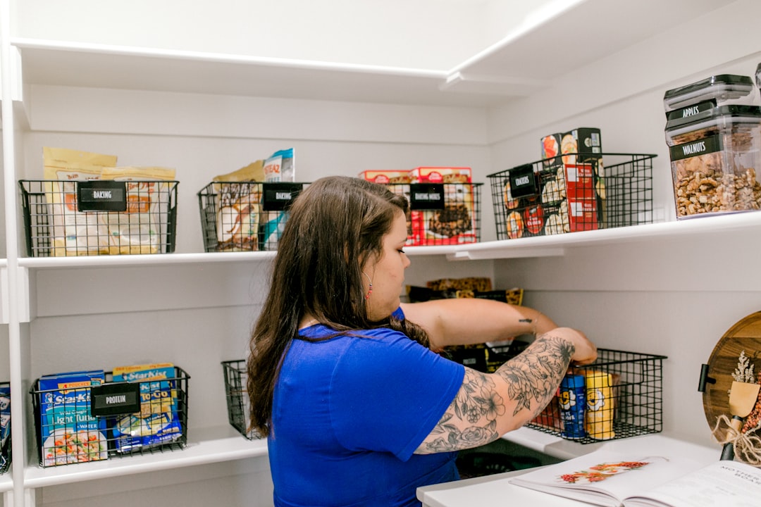 how to organize a small kitchen on a tight budget